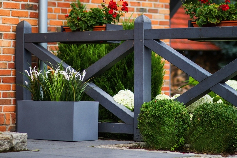 Nowoczesna donica przed wejście do domu Lungo antracytowa